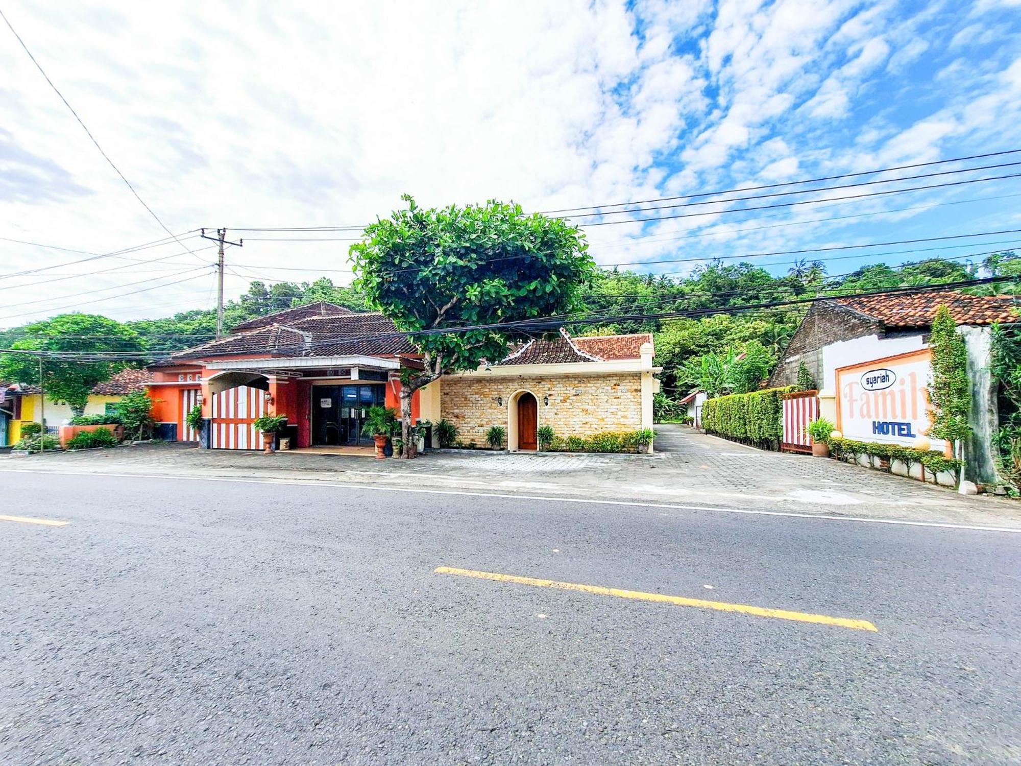 Hotel Family Syariah 1 Parangtritis Redpartner Buitenkant foto